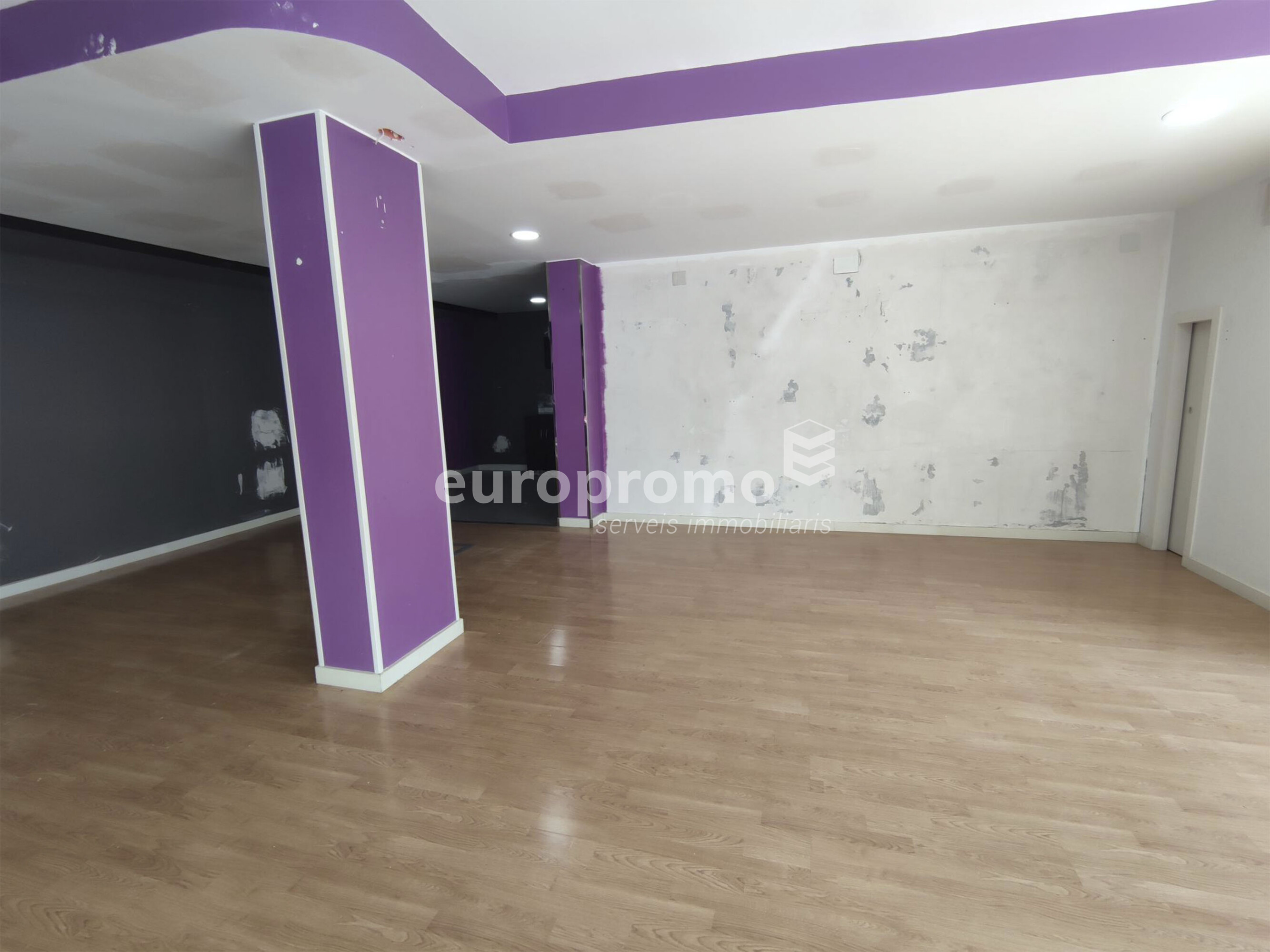 Local esquinero de 76m2 con 14 metros lineales de fachada situado en la zona  en Santa Eugènia